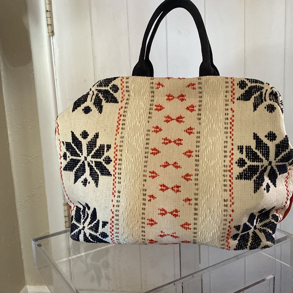 Elegant Black and Red Tote with Nordic Flair - Picture 4 of 8